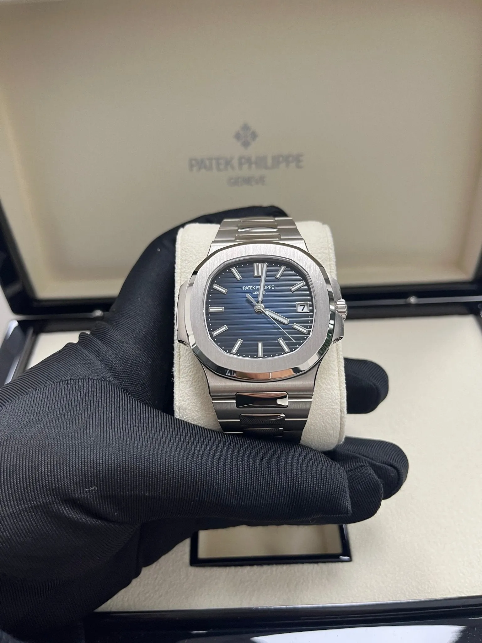 Patek Philippe Nautilus Blue Dial White Gold 5811/1G-001