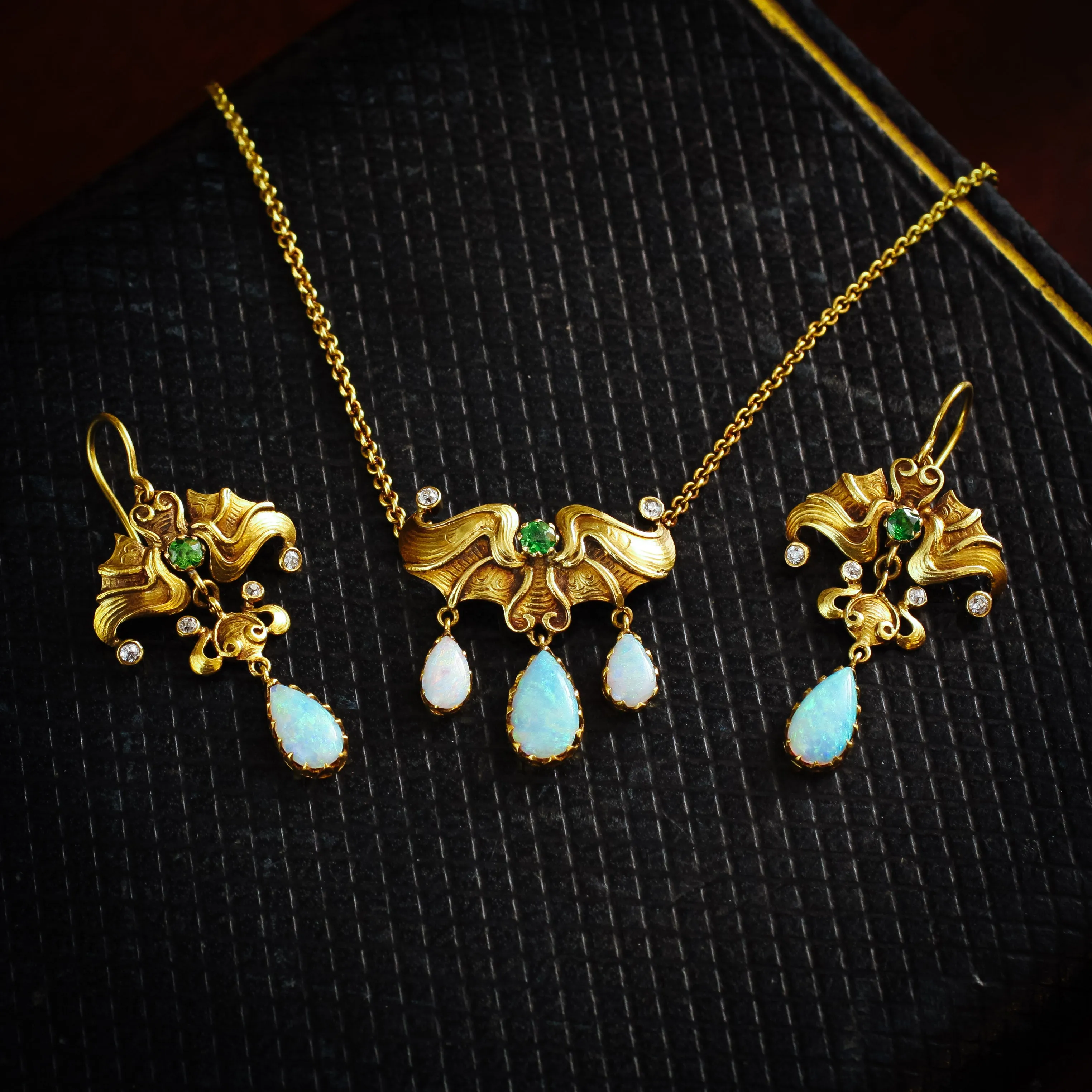 Ravishing Matching Set of Jugendstil Art Nouveau Necklace and Earrings